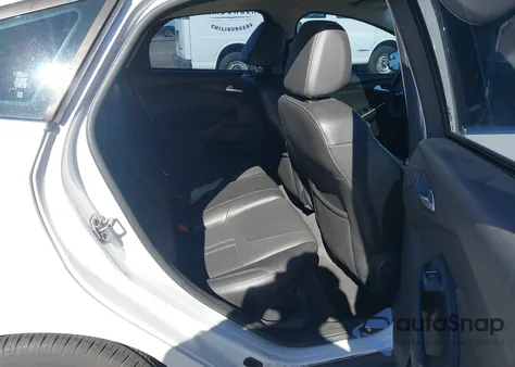 2013 Ford Focus Titanium z USA, uszkodzony, nr VIN 1FADP3N28DL256874